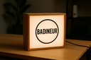 Boîte Lumineuse Intérieure bois Personnalisable – Design Unique et Éclairage LED Haute Qualité pour Magasins et Bureaux