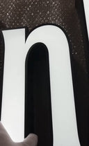 Lettre Lumineuse Personnalisée avec Éclairage Frontal – Côtés en Aluminium et Face en PMMA pour Enseigne Haut de Gamme