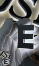 Lettre Lumineuse Rétro-Éclairée en Aluminium Personnalisée – Signalétique Haut de Gamme avec Effet Halo LED